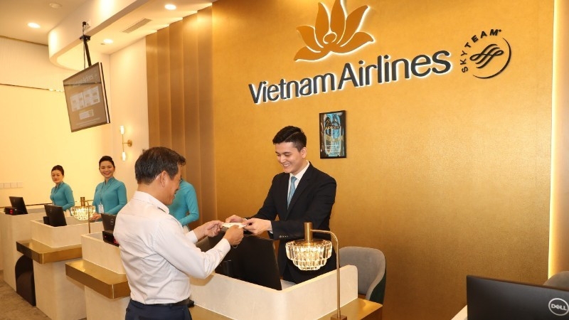 A passenger uses the Check-in Lounge service on October 15 at Terminal T3 of Tan Son Nhat International Airport in Ho Chi Minh City. (Photo: nhandan.vn)