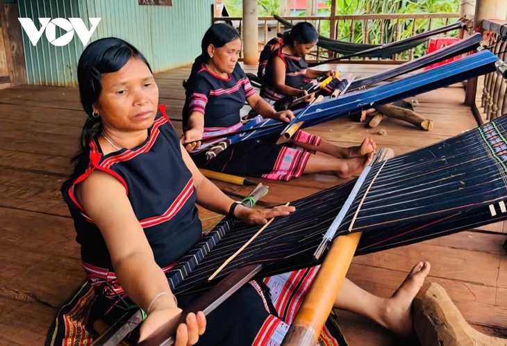 The brocade weaving cooperative team in Kep village, Ia Ly commune, Gia Lai province. (Photo: Hoang Qui/VOV–Central Highlands)