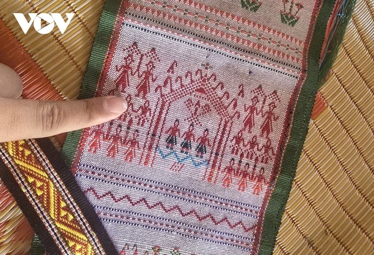 Scarves featuring delicate and intricate patterns. (Photo: Hoang Qui/VOV–Central Highlands)