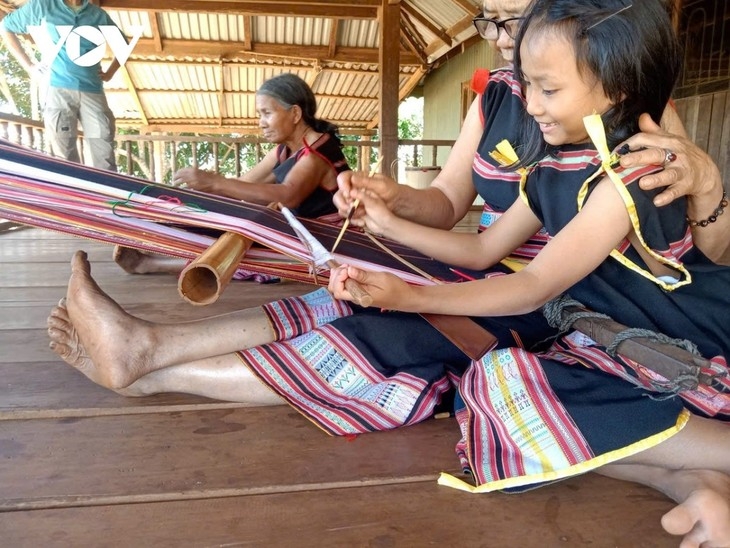 Teaching the traditional weaving craft to the village’s younger generation. (Photo: Hoang Qui/VOV–Central Highlands)