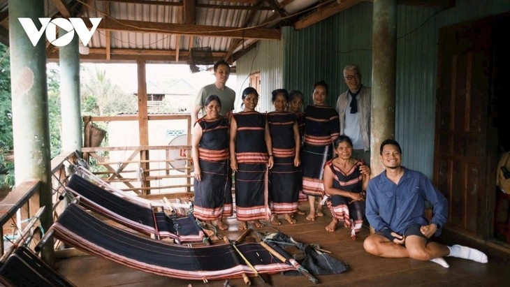 Tourists visiting Kep village to experience brocade weaving (Photo: Hoang Qui/VOV–Central Highlands)