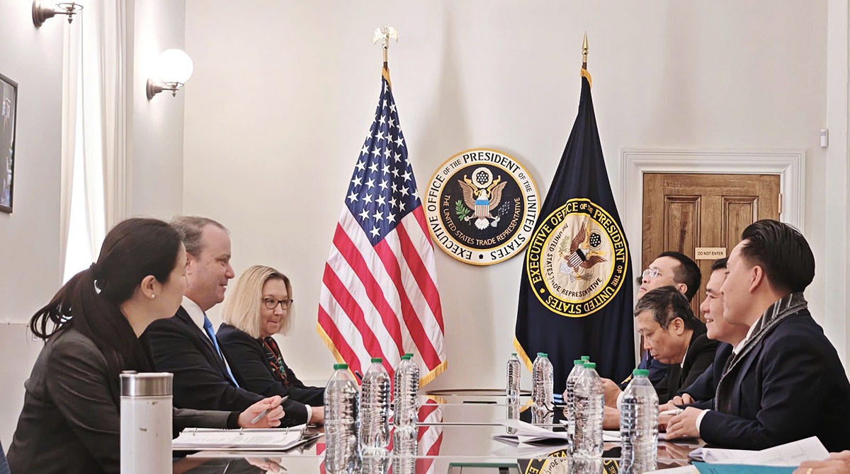 An overview of the working session between Deputy Minister of Industry and Trade and Deputy Head of the Government’s Negotiation Delegation Nguyen Sinh Nhat Tan, and US Deputy Trade Representative Rick Switzer. (Photo: MoIT)