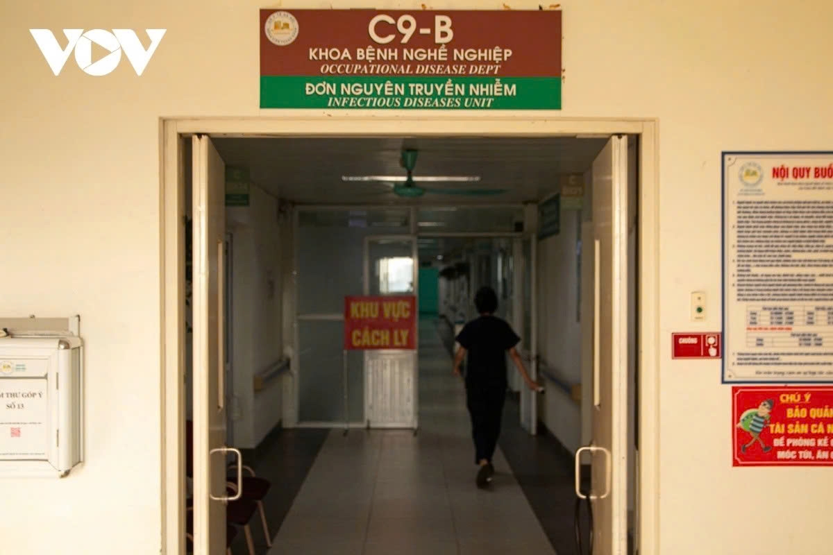 At the infectious disease treatment area of Thanh Nhan Hospital in Hanoi, there are currently around 65 patients, including as many as 35 cases of influenza A under treatment. Most patients are admitted in fairly severe condition, typically on the third or fourth day of illness, with symptoms of marked fatigue and secondary infections. The majority are elderly individuals with underlying health conditions, particularly those with chronic lung diseases such as chronic obstructive pulmonary disease (COPD) and asthma.