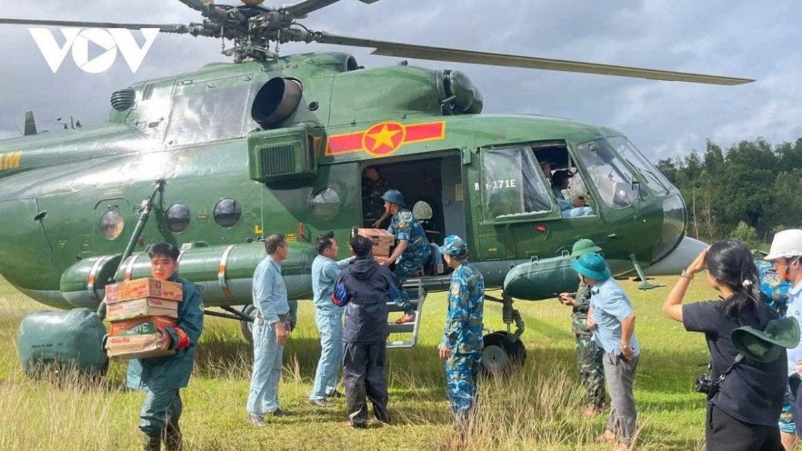 In recent days, the Air Defense – Air Force has actively participated in relief operations, conducting flights to deliver essential supplies to residents in need across Central Vietnam.