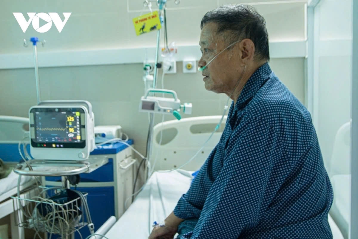 After five days in the hospital, although his fever has subsided, Nguyen Ngoc Thai, 73, from Tan Mai ward, remains extremely fatigued, short of breath and requires assisted ventilation. He is among the severe cases who were admitted late, only on the third day of fever, and is now receiving intensive treatment.
