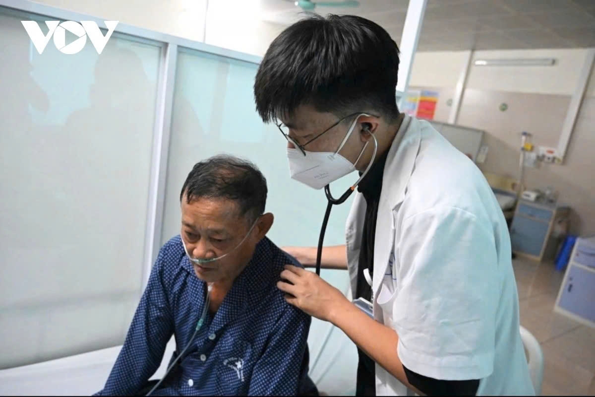 Dr. Nguyen Trong Hung says that patient Ngoc Thai was admitted with fever and shortness of breath, on top of an acute exacerbation of his chronic obstructive pulmonary disease (COPD). “In the first days after admission, the patient’s COPD exacerbation was very severe, triggered by influenza-related pneumonia. His arterial blood gas results showed CO₂ retention, meaning elevated CO₂ levels in the blood. He was prescribed bronchodilators, and we considered whether non-invasive ventilation would be necessary,” Dr. Hung says.
