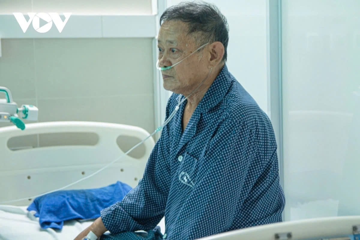 The patient shares after getting caught in the rain, he developed a high fever and severe shortness of breath. Although no one in his family had the flu, he still contracted influenza A on top of his pre-existing diabetes. Now he has been hospitalised for five days.