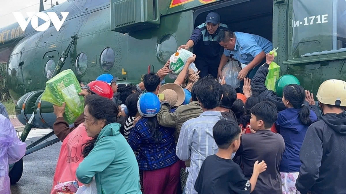 To ensure that affected residents receive relief goods as quickly as possible, authorities also carry out direct distribution at the stadium immediately after the helicopters land.