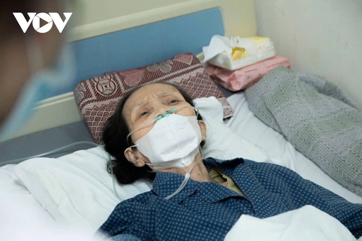 After conducting tests, Suu was diagnosed with chronic bronchitis and suspected influenza A amid the ongoing outbreak. Subsequent testing confirmed she was positive for influenza A. She required intensive treatment due to respiratory failure, including continuous oxygen therapy and nebulization for five days.
