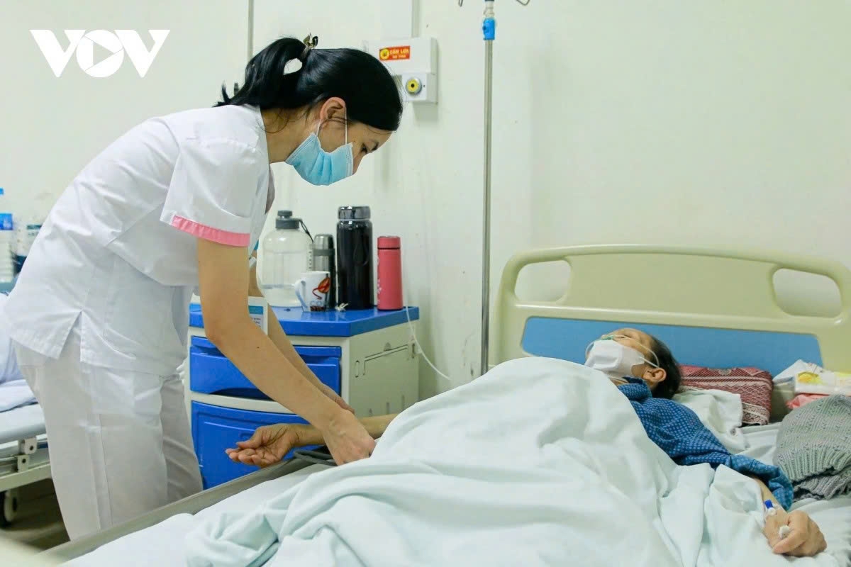 Lan Anh, Suu’s daughter, shares, “At home, my mother often suffers from bronchitis, so we usually give her antibiotics and cold medicine. Who would have thought this time it was influenza A? Since she was admitted, I’ve had to stay here to care for her, completely isolated from the rest of the family. It’s been six days, and I haven’t been home. I just hope she recovers soon so we can go home.”