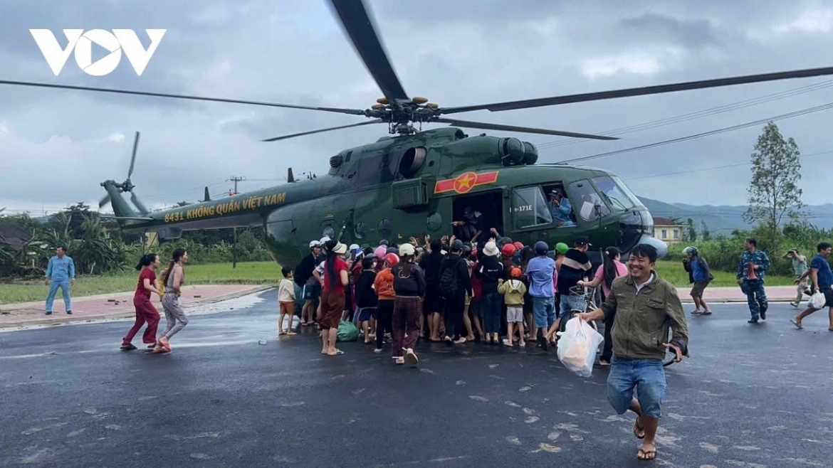 Residents remain orderly and work closely with local forces to ensure the swift and accurate distribution of relief supplies to the right beneficiaries.
