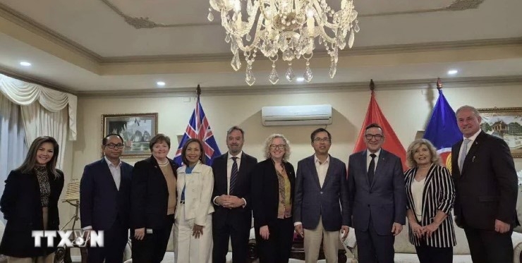 Ambassador Pham Hung Tam (fourth from right) and Sharon Claydon, Deputy Speaker of the House of Representatives (fifth from right), with key founding members of the Australia-Vietnam Parliamentary Friendship Group. (Photo: VNA)