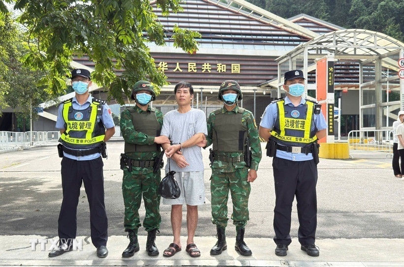 Wanted Vietnamese citizen Quang Trung Tuan arrested upon repatriation to Vietnam (Photo: VNA)