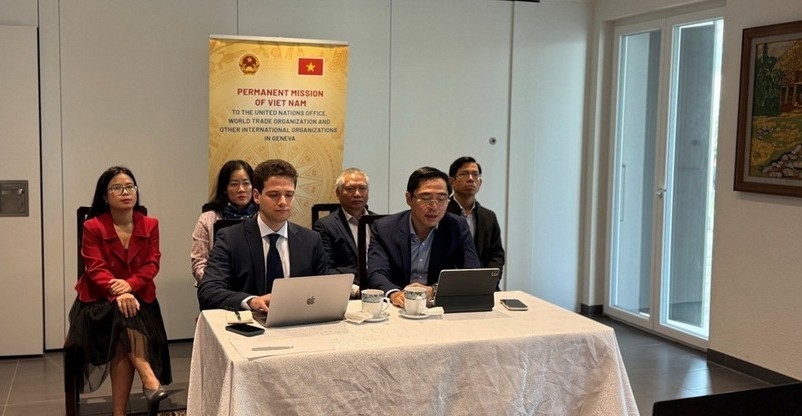 Minister-Counsellor Pham Quang Huy (R) with Andrey Eydlin, Director of the Swiss Capacities for Trade Policies (C4TP) program at the St. Gallen Foundation.(Photo: VNA)