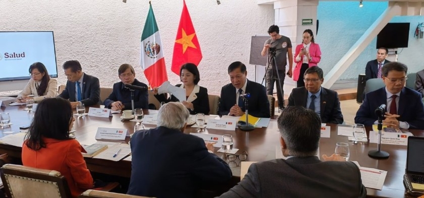 Bilateral talks between Deputy Minister Do Xuan Tuyen and Mexican Health Minister David Kershenobich Stalnikowitz (Photo: Ministry Health portal)