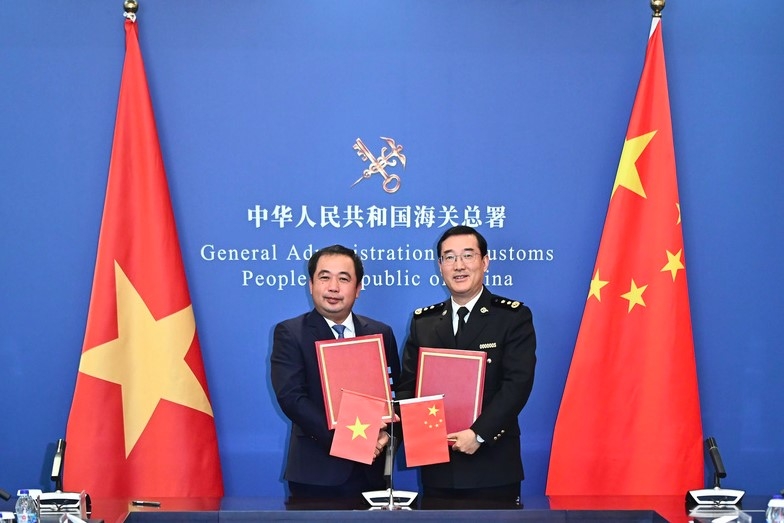 MoAE Minister Tran Duc Thang (left) and GACC Deputy Commissioner Zhao Zenglian at the signing ceremony of the protocol (Photo: congthuong.vn)