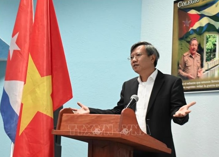 Vietnamese Ambassador to Cuba Le Quang Long highlights Vietnam’s “four no’s” defence policy at the seminar held at the National Defence College of Cuba. (Photo: VNA)