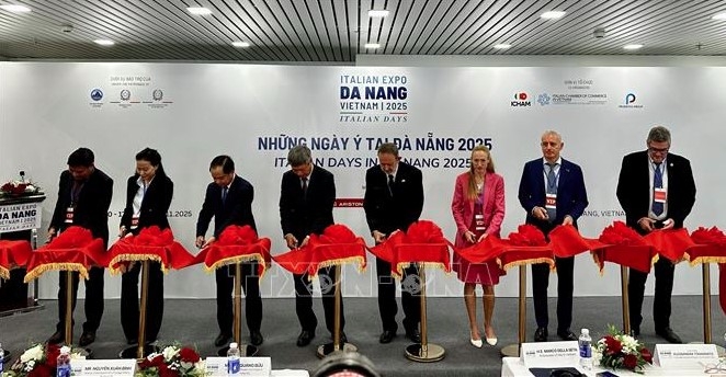 Delegates cut the ribbon to open the program (Photo:VNA)
