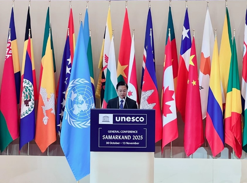 Deputy Foreign Minister Ngo Le Van presents policy remarks at the 43rd Session of the UNESCO General Conference