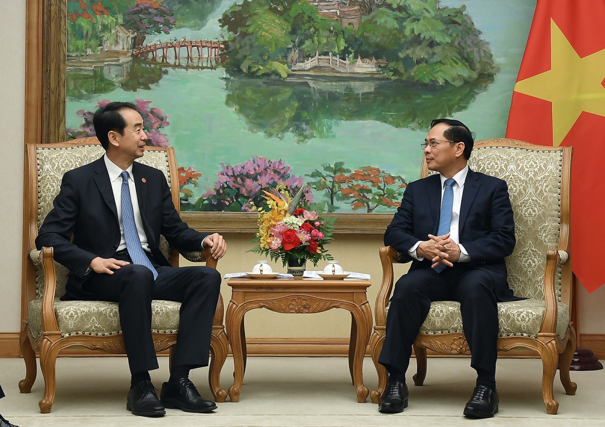 Deputy Prime Minister Bui Thanh Son (R), head of the Vietnam–China Steering Committee for Bilateral Cooperation, and He Wei Vi, Ambassador of China to Vietnam, during their meeting in Hanoi on November 17. (Photo: VGP)