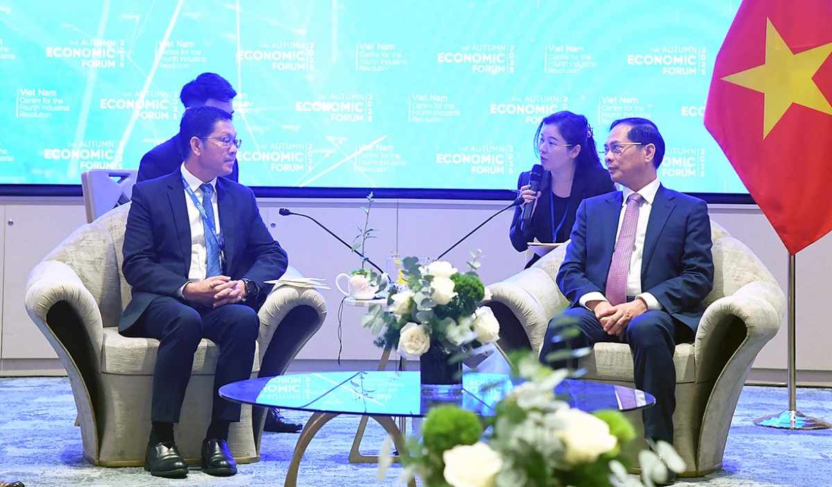 Vietnamese Deputy Prime Minister Bui Thanh Son (R) meets Lao Deputy Minister of Technology and Communications Saysanaa Sitthiphone in Ho Chi Minh City on November 25 on the sidelines ò the 2025 Autumn Economic Forum