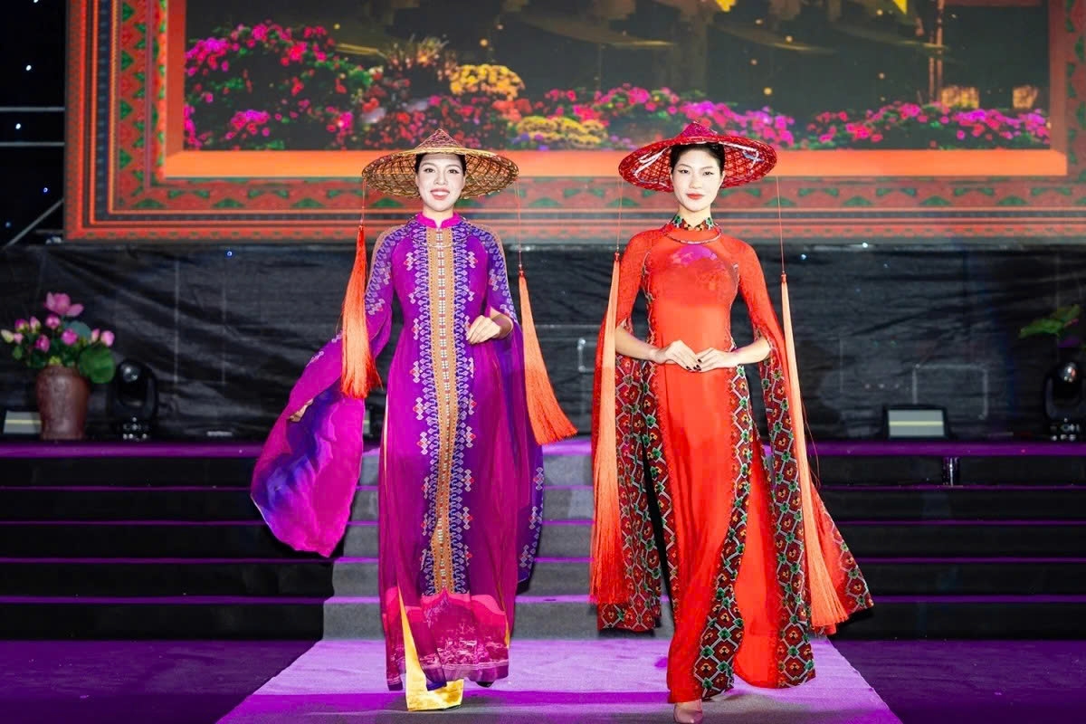 Inspired by traditional embroidery and lacework, as well as ethnic brocade weaving techniques of the Tay, Nung, Thai, and Dao communities, designer Vu Thao Giang's collection blends folk spirit with modern design