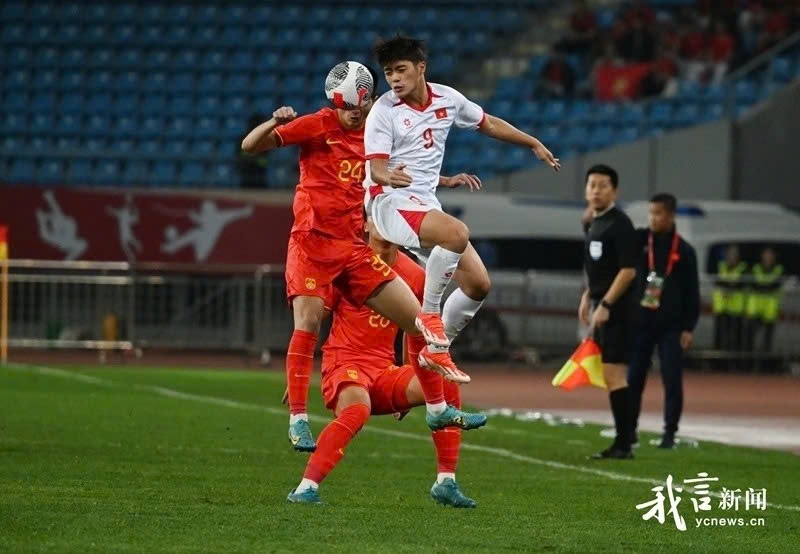 Fighting for the ball between a Vietnamese player (in white jersey) and two Chinese players. (Photo: YC News)