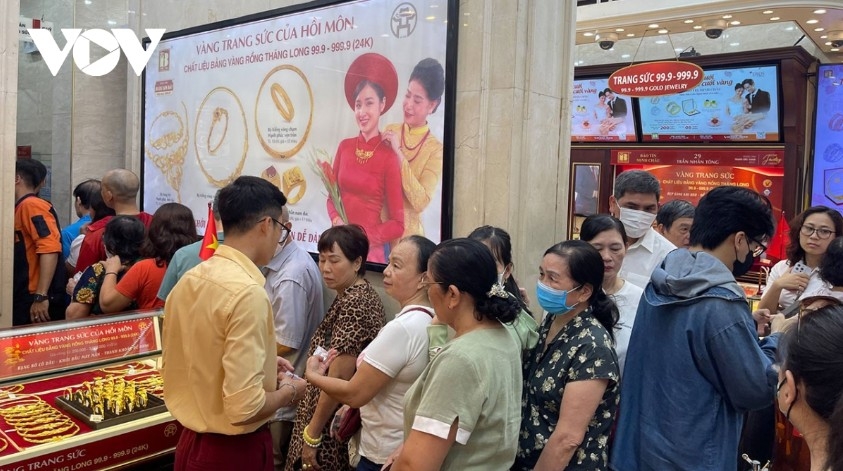 Gold remains in high demand, with long queues at major jewelry shops