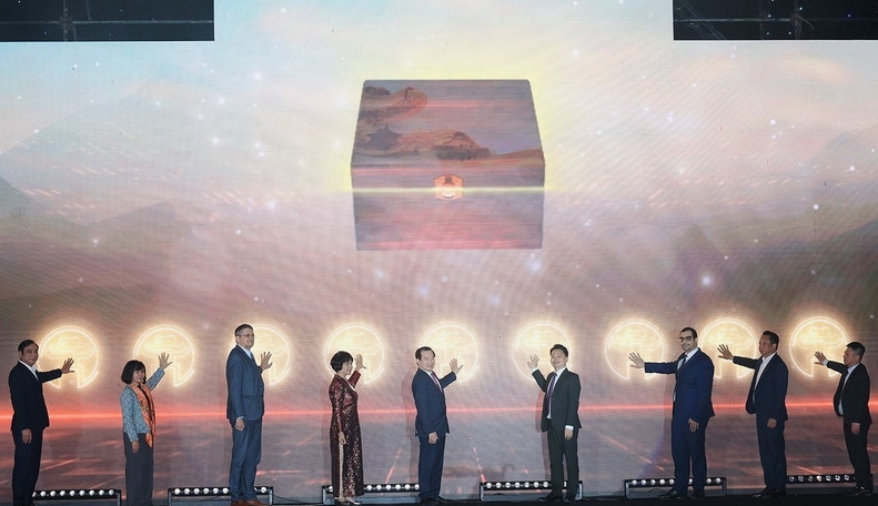 Delegates launch the third Hanoi Autumn Festival on November 21 evening. (Photo: VNA)