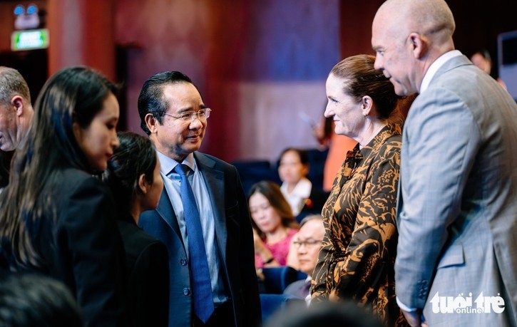 Chairman of the Ho Chi Minh City People’s Committee Nguyen Van Duong talks with New Zealand Ambassador to Vietnam Caroline Beresford at the 50th anniversary of Vietnam-New Zealand diplomatic relations (Photo: tuoitre.vn)