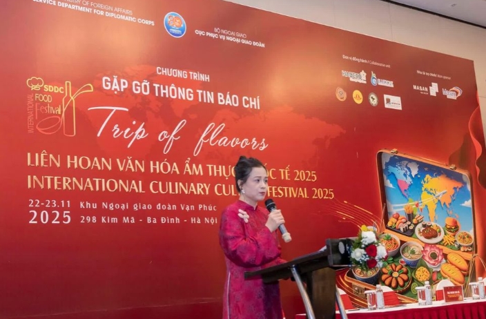 Hoang Thu Nga, deputy head of the festival’s organising committee speaks at the event  (Photo: kinhtedothi.vn)