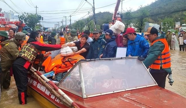 Gia Lai authorities deploy additional personnel and resources to evacuate residents and deliver essential food and supplies to flooded areas. (Photo: VNA)