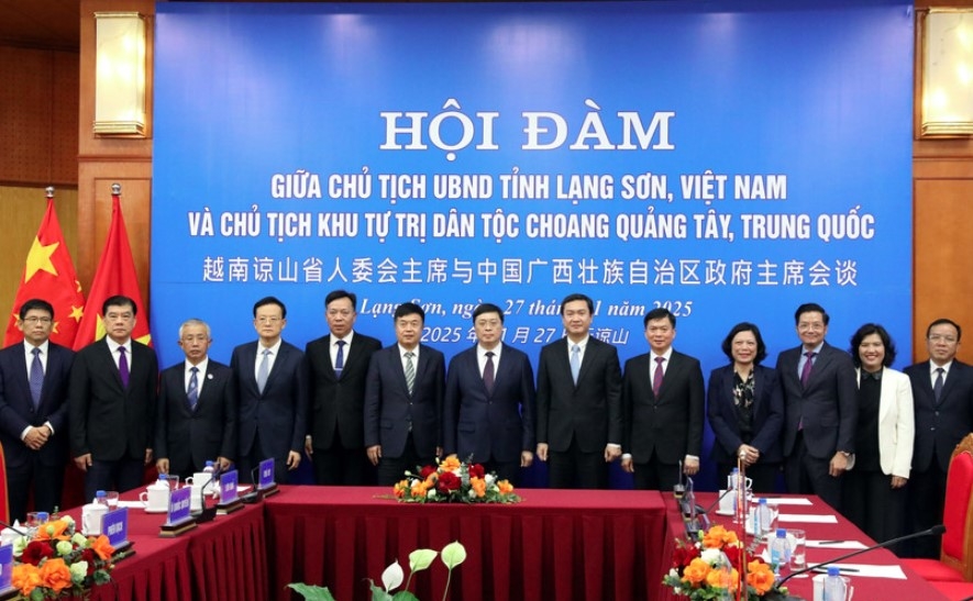 Delegates at the talks between Deputy Secretary of the Party Committee and Chairman of the People’s Committee of northern Lang Son province Nguyen Canh Toan and Wei Tao, Deputy Secretary of the Party Committee and Chairman of the Guangxi Zhuang Autonomous Region (China) (Photo: VNA)