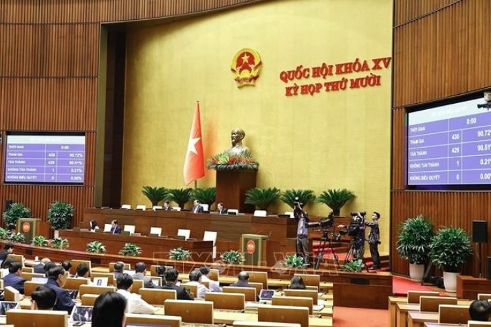 Lawmakers vote on the Law on Mutual Judicial Assistance in Criminal Matters at the 15th National Assembly's 10th session on November 26. (Photo: VNA)