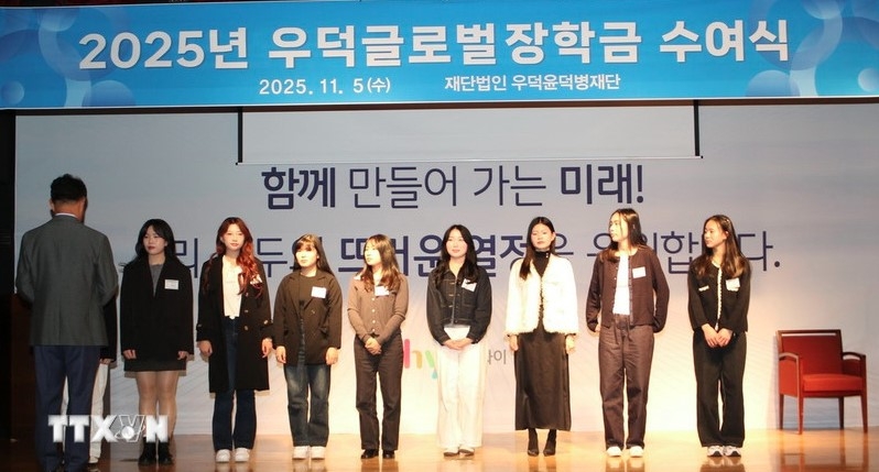 Director of the Wooduk Yoon Duk Byung Foundation presents scholarships to students (Photo: VNA)