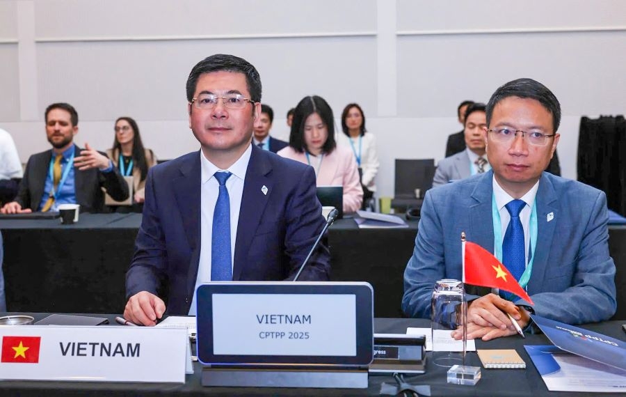 Vietnamese Minister of Industry and Trade Nguyen Hong Dien (first from left) at the CPTPP–EU Trade and Investment Dialogue (Photo: baodautu.vn)