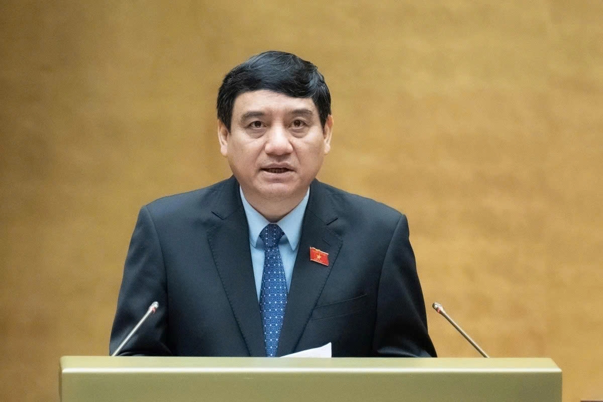 Nguyen Dac Vinh, Chairman of the National Assembly’s Committee on Cultural and Social Affairs, presents an appraisal report on the use of textbook and free provision of textbooks