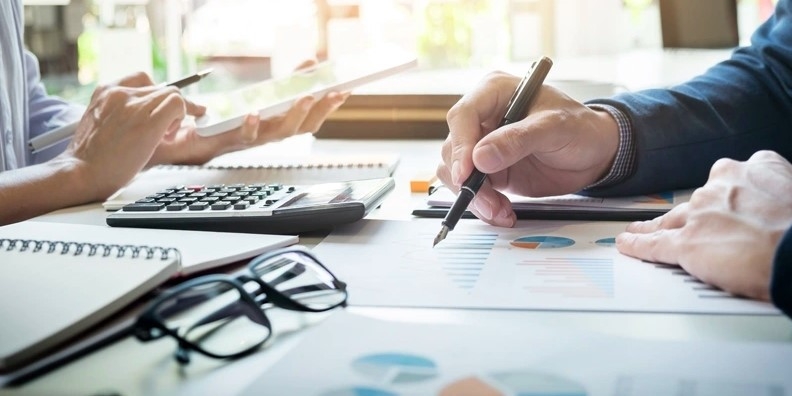 Around 25,600 businesses newly established or returning to operation each month