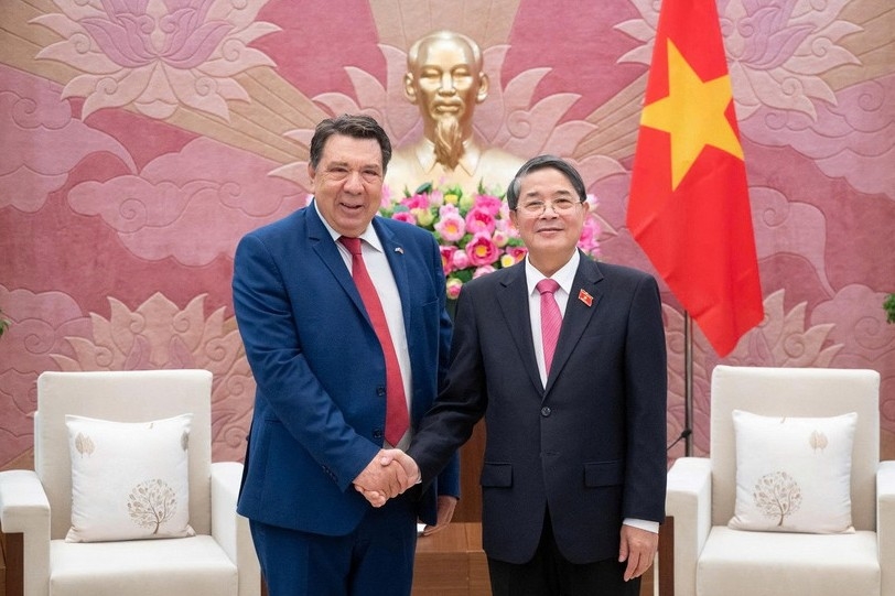 NA Vice Chairman Nguyen Duc Hai welcomes Vietnam’s Honorary Consul in Piraeus Gabriel Petris (Photo:quochoi.vn)