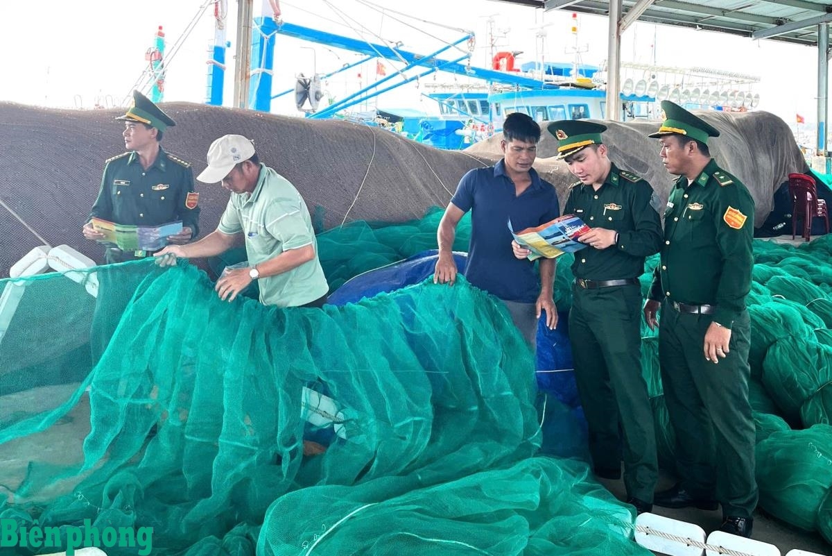 Officers of the Thanh Hai Border Guard Station conduct communication activities to raise fishermen’s awareness about preventing and combating IUU fishing. (Photo: bienphong.com.vn)