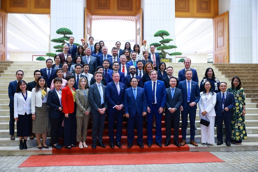 Prime Minister Pham Minh Chinh and the delegation of the EU-ASEAN Business Council (EU-ABC) and the European Chamber of Commerce in Vietnam (EuroCham) on November 27 (Photo: VNA)