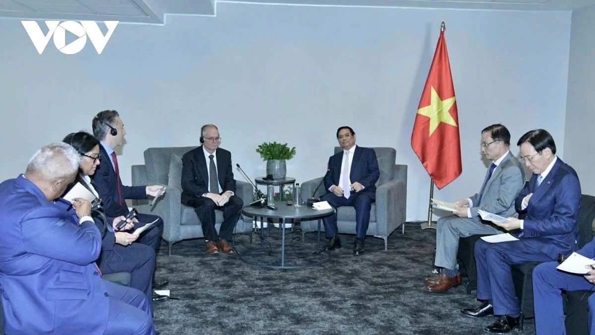 Vietnamese Prime Minister Pham Minh Chinh receives Neil Pollock, Vice President of the South African Chamber of Commerce, in Johannesburg on November 21
