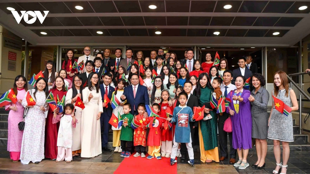 Prime Minister Pham Minh Chinh and representatives of the Vietnamese community in South Africa pose for a group photo in Pretoria on November 21