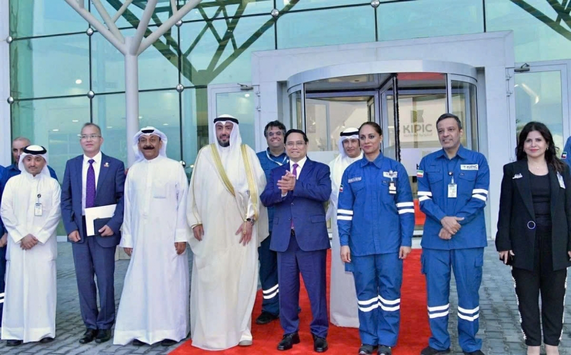 Vietnamese PM Pham Minh Chinh visits Al-Zour Refinery in southern Kuwait on November 17 as part of his ongoing state visit to Kuwait