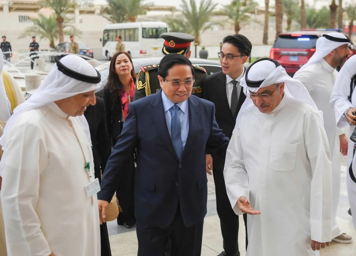 Vietnamese Prime Minister Pham Minh Chinh (C) meets with the leadership of the Kuwait Fund for Arab Economic Development (KFAED), in Kuwait City on November 17