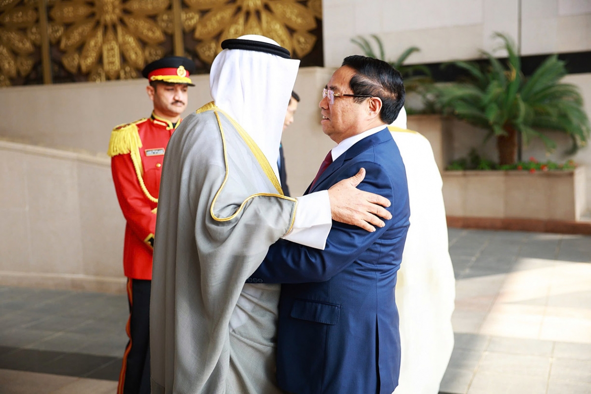 Kuwaiti Prime Minister Sheikh Ahmad Abdullah Al-Ahmad Al Sabah (L) warmly welcomes Vietnamese Prime Minister Pham Minh Chinh on an official visit to Kuwait, at the Bayan Palace in Kuwait City on November 17. (Photo: VNA)