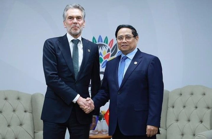 Vietnamese Prime Minister Pham Minh Chinh (R) and his Dutch counterpart Dick Schoof in Johannesburg on November 23. (Photo: VNA)