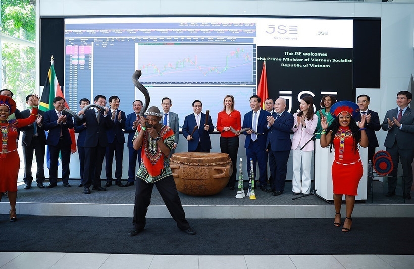 Prime Minister Pham Minh Chinh and delegates beat the drum to open a trading session at the Johannesburg Stock Exchange. (Photo: VNA)