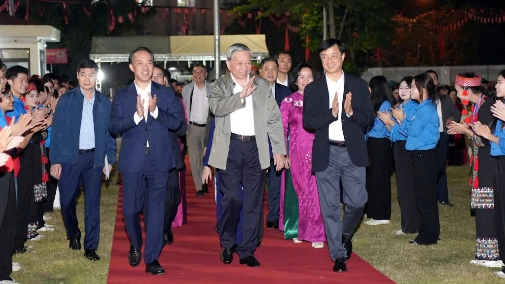 Party General Secretary To Lam attends the 2025 Great National Unity Festival in Thuong Cat ward, Hanoi, on the evening of November 14. (Photo: tuoitrethudo)