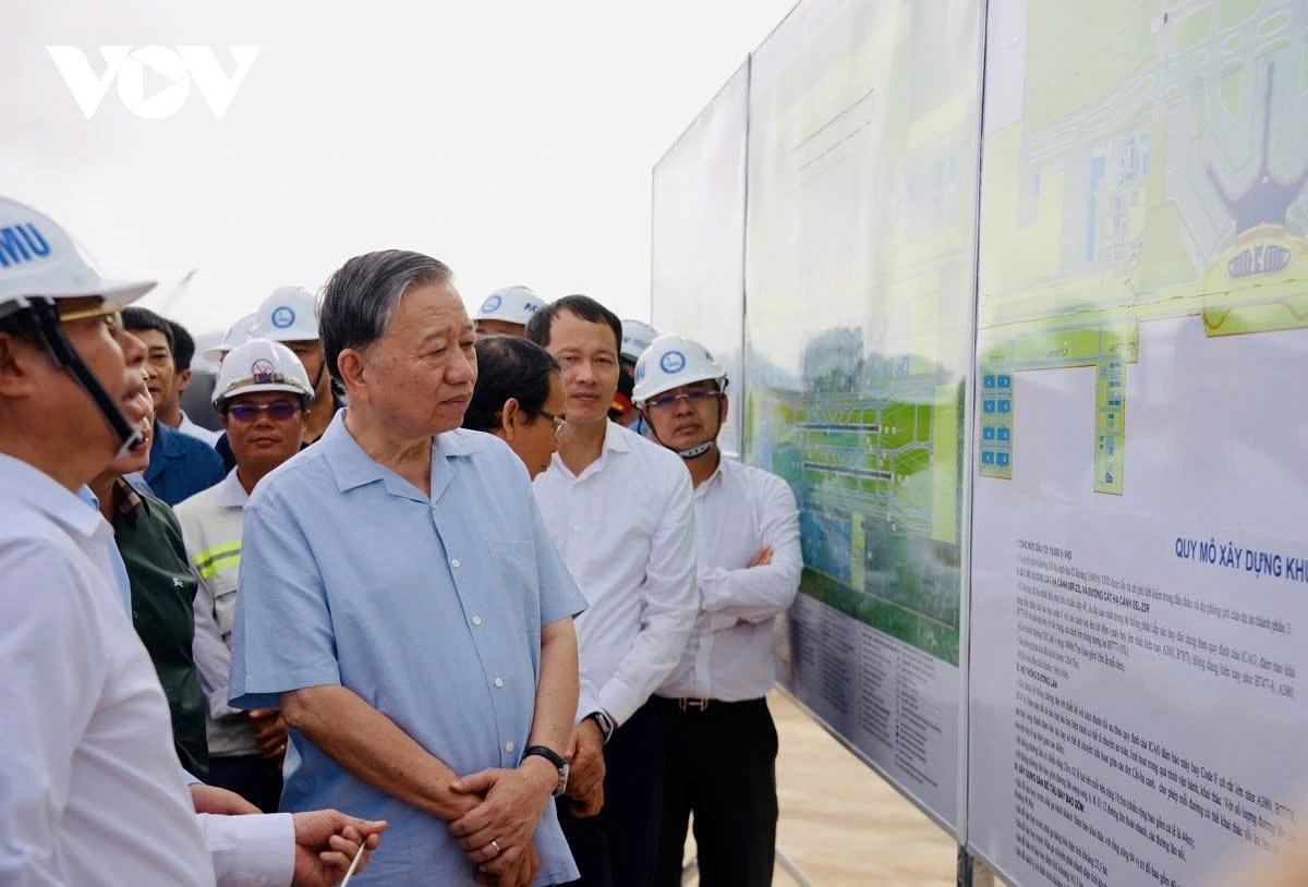 Party General Secretary To Lam makes an inspection trip to the construction site of the Long Thanh International Airport project in Dong Nai province
